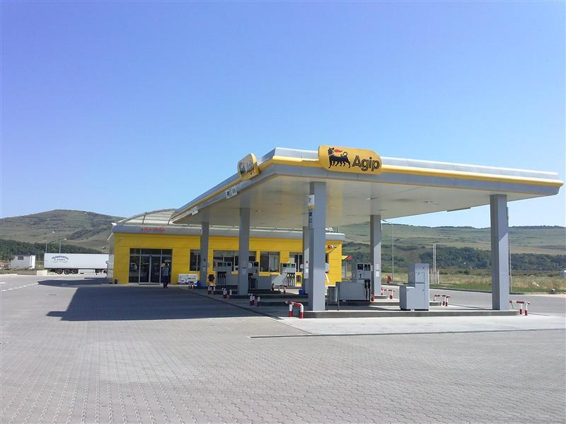 Mandate de arestare în lipsă pentru doi dintre tinerii implicaţi în jaful benzinăriei din Gilău VIDEO