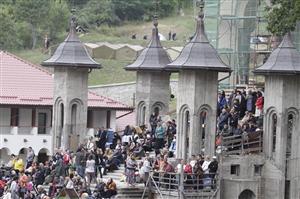 CFR călători pune în circulaţie trenuri suplimentare, joi spre Nicula; biletele se vând pe peron, din cauza înghesuielii