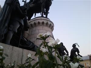 Ce soluţie a găsit Primăria pentru ca clujenii să nu se mai caţere pe statuia lui Matei Corvin