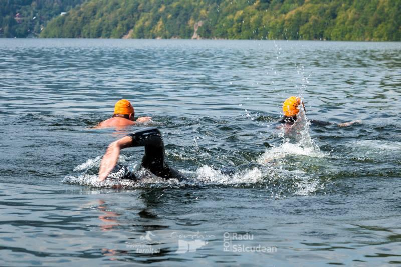 Un piteştean şi un francez, câştigătorii competiţiei de traversare a Lacului Tarniţa 