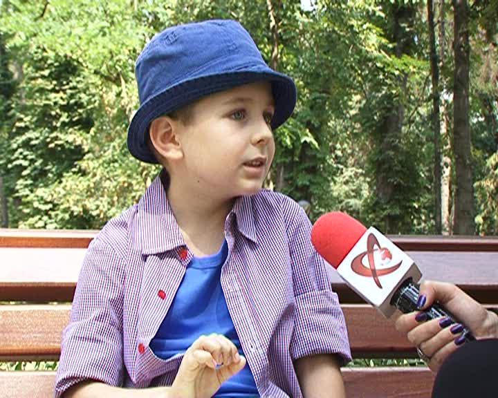 Copiii învaţă tehnologia înainte să scrie şi să citească. Ce spun psihologii VIDEO