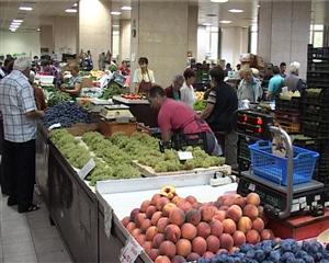 Conflict între comercianţii şi micii producători din hala agroalimentară din Mihai Viteazul VIDEO