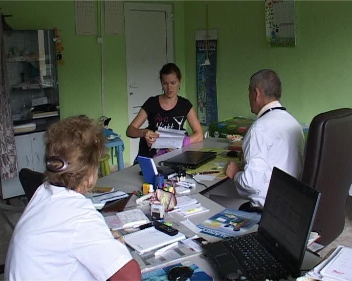 Înghesuială la cabinetele medicilor de familie: grădiniţele încep programul luni VIDEO