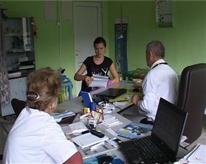 Înghesuială la cabinetele medicilor de familie: grădiniţele încep programul luni VIDEO