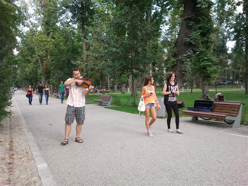 Un student vine în parcul central ca să-i bucure pe trecători cu un recital la vioară VIDEO