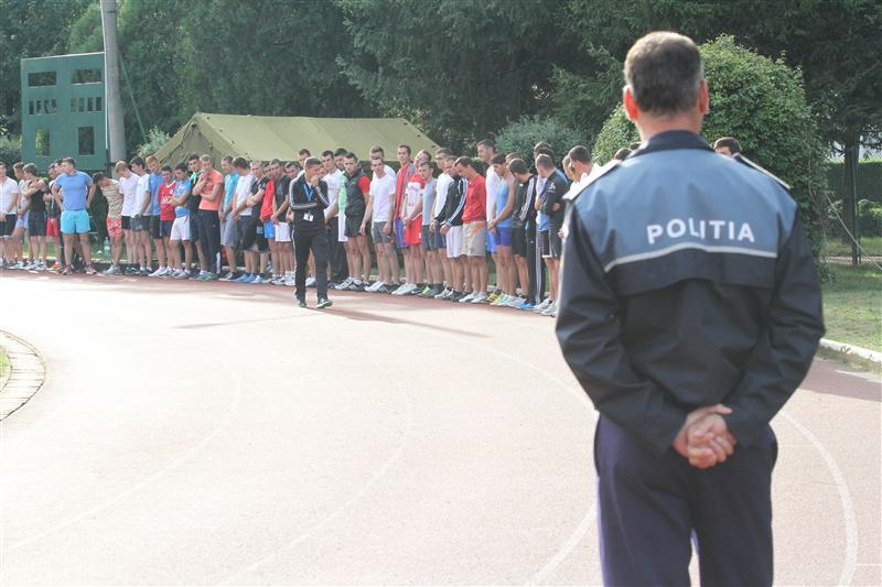 Vor să fie poliţişti, dar probele fizice i-au pus la pământ VIDEO