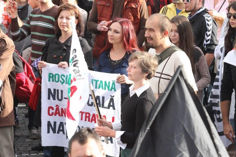 Primarul îşi susţine soţia, de la distanţă: 
