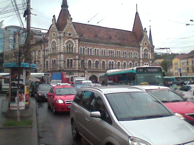 Ploaia şi studenţii blochează traficul în Cluj