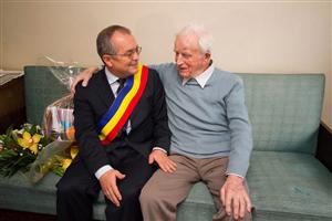 Patru clujeni de peste 100 de ani, premiaţi azi de Primărie la Cluj