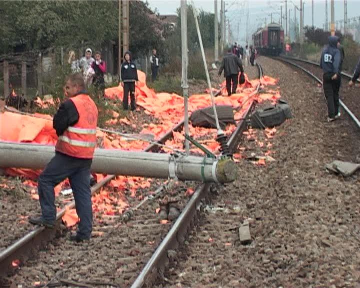 TIR lovit de tren în Apahida. Trenul s-a oprit după 500 metri VIDEO