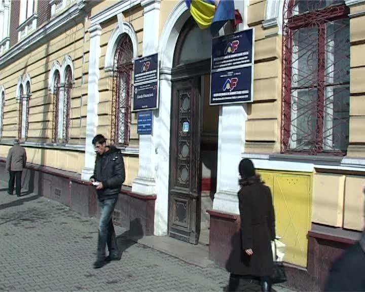 Direcţia de Finanţe emite somaţii către datornici, dar nu încasează VIDEO