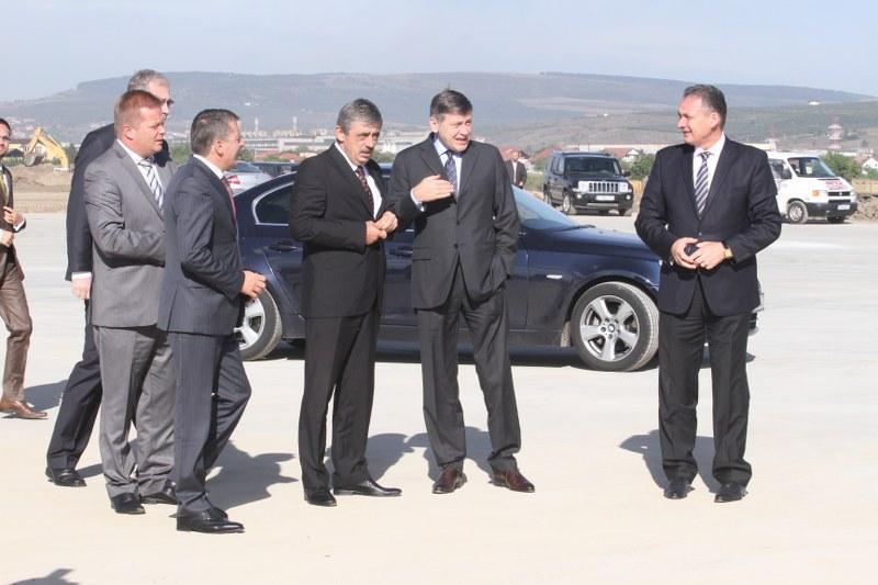 Avionul cu care vine Antonescu, prima cursă civilă de pe noua pistă a aeroportului. Premierul vine cu elicopterul