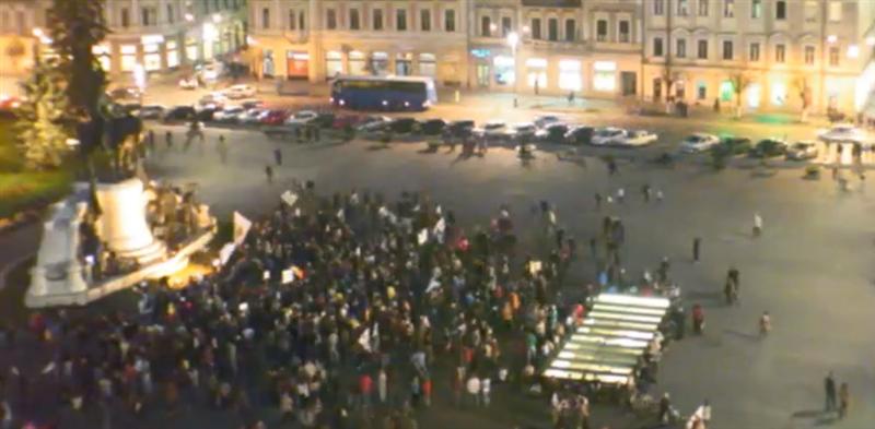 Peste 2.000 de oameni protestează pentru Roşia Montană în centrul Clujului VIDEO
