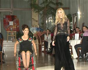 Prezentare de modă în scaun cu rotile, la Cluj VIDEO