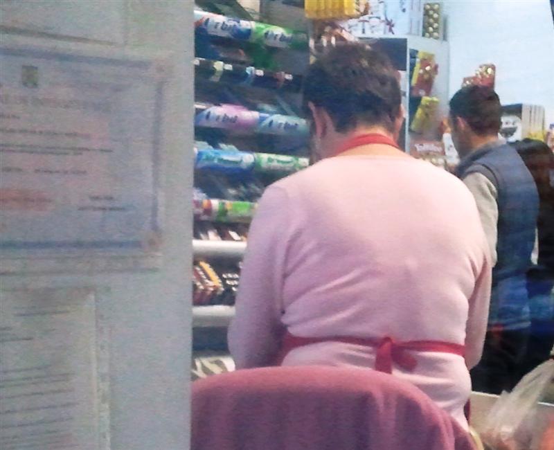 Incredibil: plicuri la vânzare la singurul magazin alimentar de pe Clinicilor