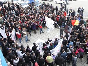 Studenţii intră în grevă japoneză, în semn de solidaritate cu protestele cadrelor didactice VIDEO