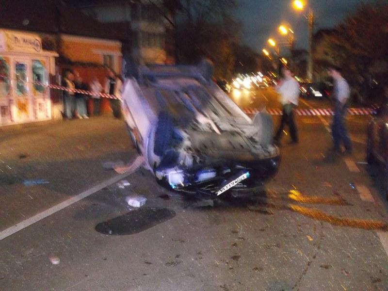 Accident în Gheorgheni: cinci maşini implicate, din care una răsturnată şi trei răniţi FOTO
