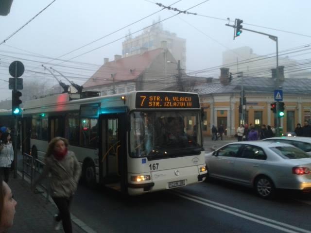 Tânăr lovit de troleibuz pe trecerea de pietoni