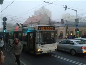 Tânăr lovit de troleibuz pe trecerea de pietoni