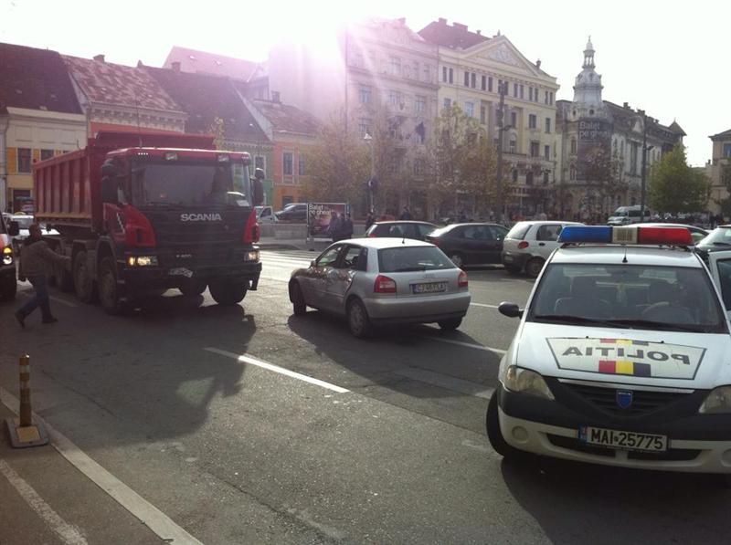 O basculantă a provocat un accident în centrul Clujului FOTO
