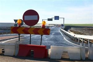 Chinezii, aşteptaţi pe autostradă