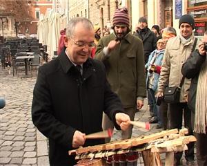Primarul Boc cântă la ţambal într-un proiect unic în România VIDEO