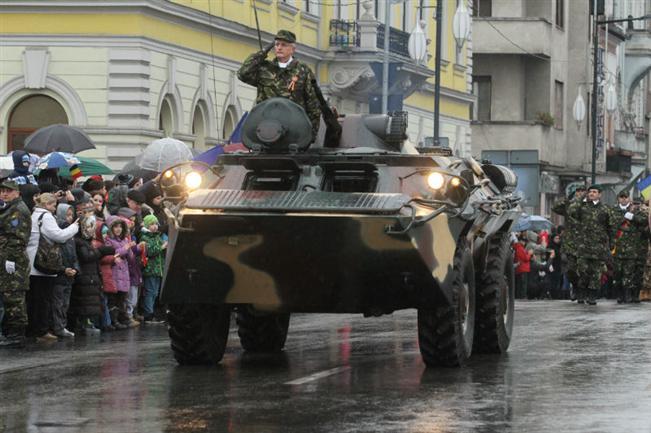 Paradă militară de 1 Decembrie, în centrul Clujului 