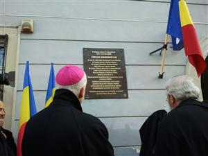 Hoţii de fier vechi au furat placa Memorandiştilor în martie, Muzeul Etnografic pune azi alta în loc VIDEO