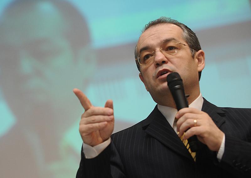 Boc despre acciza la benzină: Bani pentru campania USL în 2014. Taxa nu ar trebui suportată de români