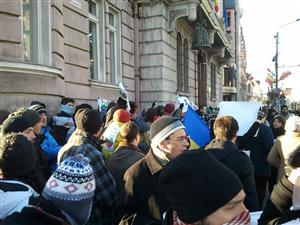 Protest împotriva exploatării aurului la Roşia Montană, azi la Cluj. Au ocupat sediile partidelor FOTO / VIDEO