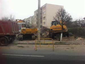 Casa care stătea să se prăbuşească în Andrei Mureşanu a fost demolată. Un buldozer s-a răsturnat în timpul lucrărilor FOTO