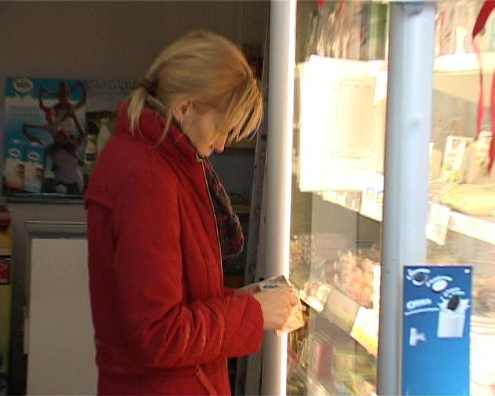 Alimente expirate şi mezeluri fără etichete în magazine, înainte de Sărbători VIDEO