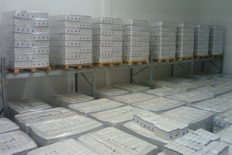 Coadă la ajutoarele alimentare de la UE. Oamenii stau şi trei ore la rând