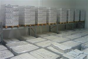 Coadă la ajutoarele alimentare de la UE. Oamenii stau şi trei ore la rând