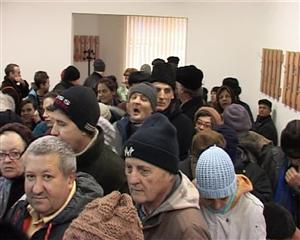 Sute de pensionari au aşteptat 5 ore la coadă ca să-şi primească ajutoarele de la Primărie VIDEO