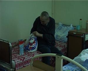 L-au aşteptat ca pe Moş Crăciun. Ce spun cei de la Centrul de vârstnici despre cadourile lui Boc VIDEO