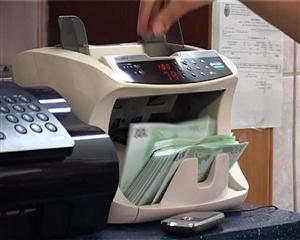 Cursul valutar sare în aer. Cu cât cumperi un euro şi cu cât cresc ratele VIDEO