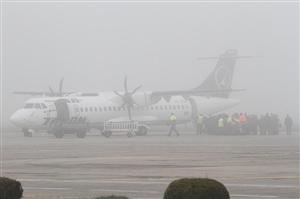 Sute de persoane, blocate pe aeroportul din Cluj