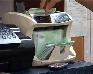 Leul continuă deprecierea în raport cu euro. Cine are cel mai mult de pierdut şi la ce să te aştepţi VIDEO