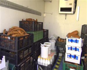 Sute de lactate şi mezeluri transportate ilegal, confiscate de poliţişti în Floreşti
