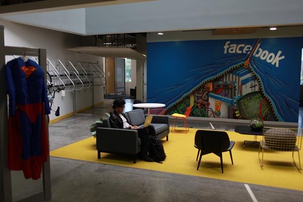 Numărul de conturi româneşti din Facebook a atins 7 milioane. Cele mai multe din provincie sunt în Cluj
