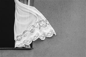 Expoziţie foto inspirată din spectacolul Dantelă, expusă la Teatrul Maghiar 