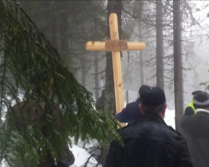 Salvamontiştii, daţi la o parte în acţiunea de salvare a răniţilor din avionul prăbuşit. 