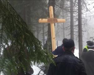 Salvamontiştii, daţi la o parte în acţiunea de salvare a răniţilor din avionul prăbuşit. 