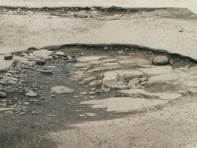Primăria scoate bani pentru maşinile care dau în gropi 