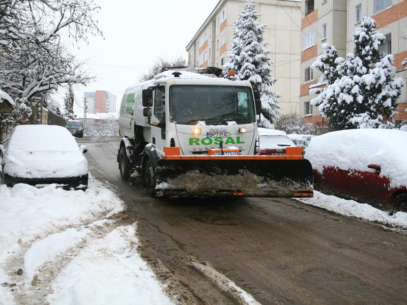 Vuşcan trimite 45 de utilaje de deszăpezire în sud. Câteva ajung în 