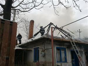 Al doilea incendiu în doi ani la casa unui bătrân din Dej VIDEO