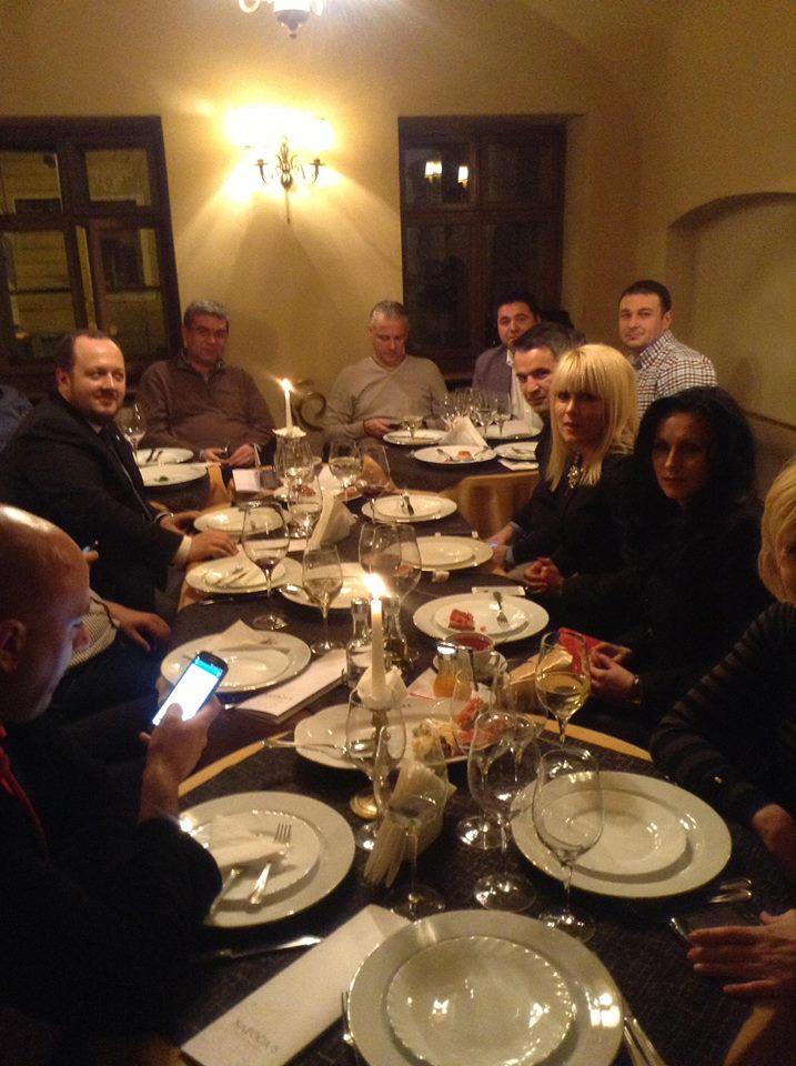 Udrea, blonda de pe Facebook: tur de forţă la Cluj într-un weekend - inaugurări, cine la restaurant şi o dezbatere live pe Facebook