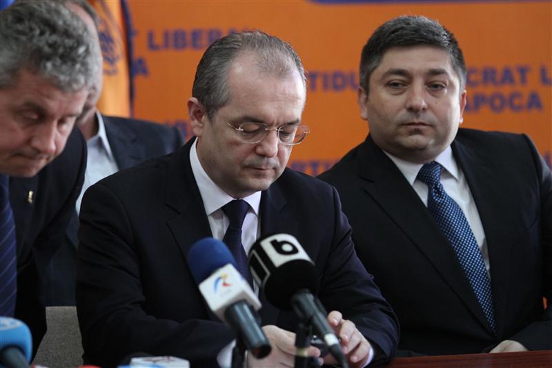 Tişe după ce naşul Boc s-a înscris în fundaţia Mişcarea Populară: 