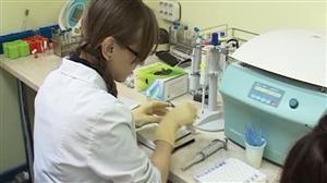 Cancerul, tratat cu aur: Testele revoluţionare ale cercetătorilor clujeni VIDEO